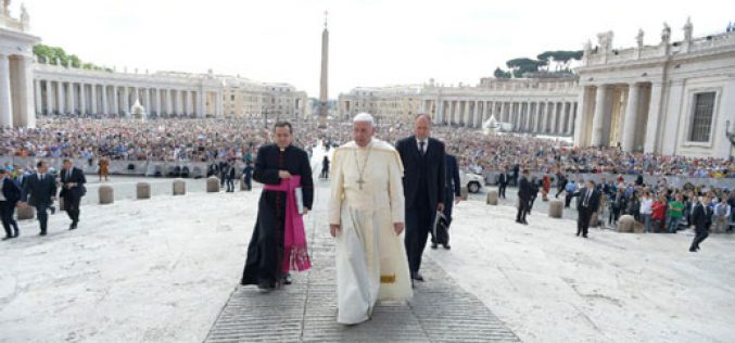 Папата за милосрдното прифаќање на мигрантите и странците
