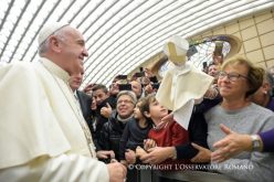 Папата: Да се молиме едни за други
