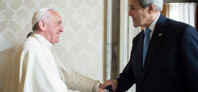 Папата се сретна со американскиот државен секретар Џон Кери