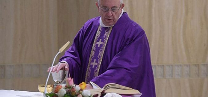 Папата: Клерикализамот ги оддалечува луѓето од Црквата
