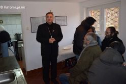 Бискупот Стојанов меѓу корисниците на народната кујна