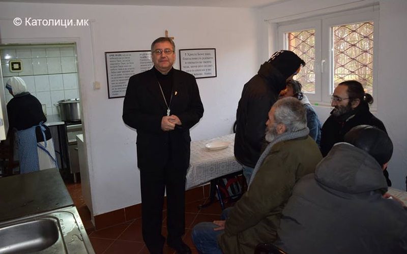 Бискупот Стојанов меѓу корисниците на народната кујна