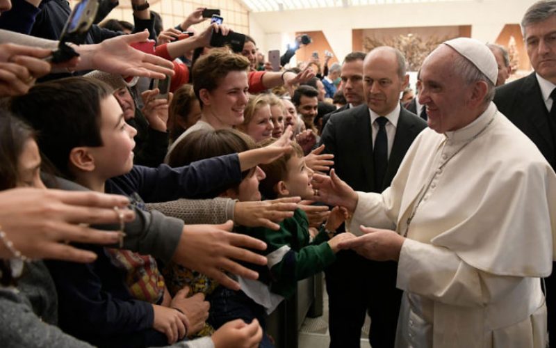 Папата: Преку Божиќ надежта влегува во светот