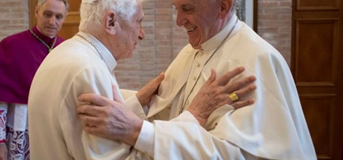 Папата Фрањо му го честиташе Божиќ на почесниот папа Бенедикт XVI