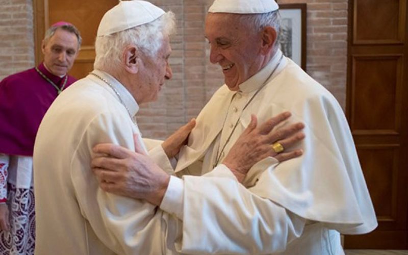 Папата Фрањо му го честиташе Божиќ на почесниот папа Бенедикт XVI