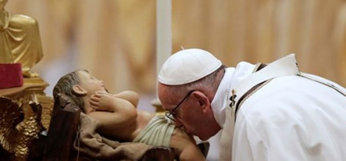 Папата на твитер повика да го упатиме погледот на јаслите
