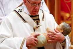 Папата до епископите: Бранете ги децата од денешниот Ирод