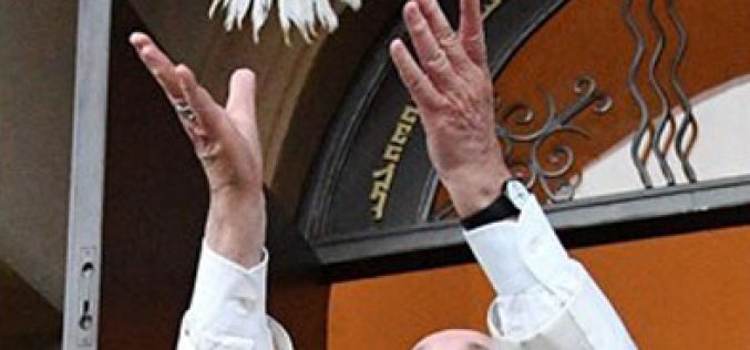 Преку Твитер Папата упати пораки за мир