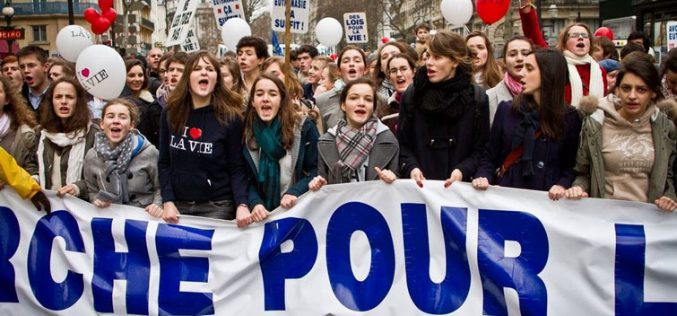 Папата со порака до учесниците на „Марш за живот“ во Париз