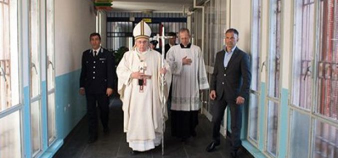Папата до затворениците: Никогаш немојте да го потиснете светлото на надежта во себе