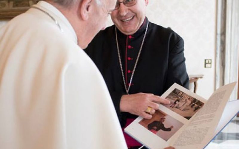 Биксупот Стојанов на папата Фрањо му ја подари монографијата „Денови на света Мајка Тереза“
