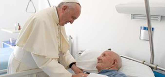 Папата: Да го имитираме Исусовиот однос кон болните