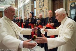 Ломбарди: Убаво е да се има почесен Папа кој моли за Црквата