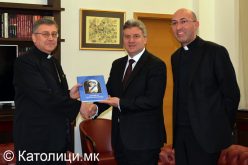 Бискупот Стојанов подари монографија за Света Мајка Тереза на претседателот Иванов