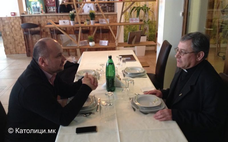 Бискупот Стојанов го посети центарот за млади во Сараево