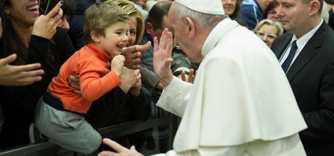 Папата: Општеството е праведно само ако ги признава правата на најслабите