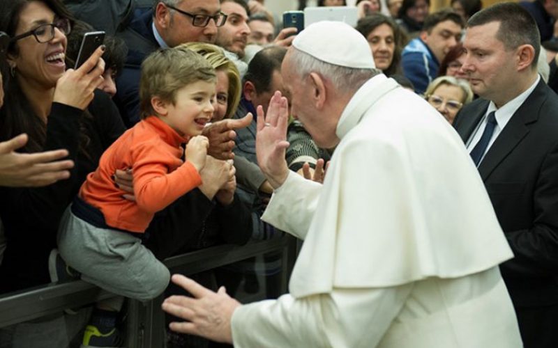 Папата: Општеството е праведно само ако ги признава правата на најслабите