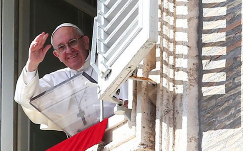 Папата: Бог е изворот на нашиот мир и спокојство