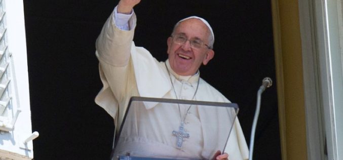 Папата: Крстот не е украс, туку повик на љубов