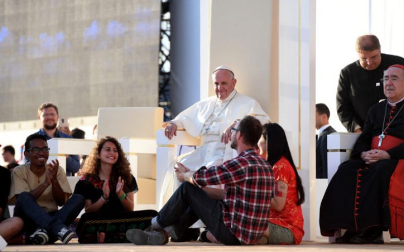 Папата до младите: Потребни сте на Црквата и општеството