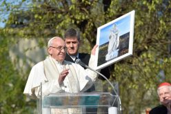 Папата: Свештениците се во служба на народот