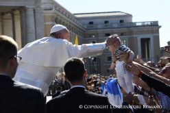Папата: Бог го познава секој од нас по име