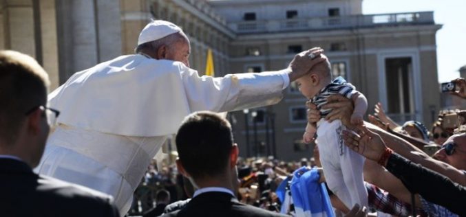 Папата: Бог го познава секој од нас по име