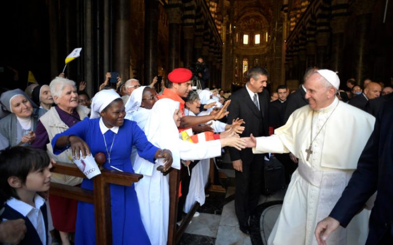 Папата на средба со посветените лица во Џенова