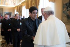 Папата до свештениците: Молете неуморно