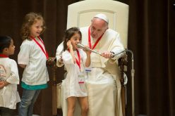Децата од општините од Италија погодени од земјотресот го посетија Папата