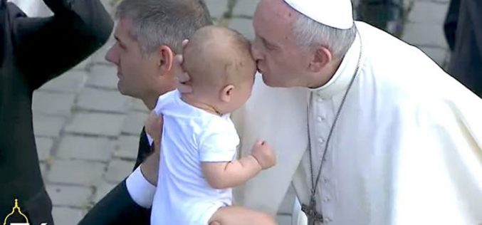 Папата: Голема е потребата за молитва