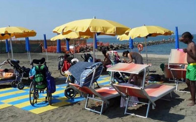 Папата донира за плажа за лица со посебни потреби