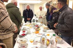 Папата покани 500 сиромашни луѓе на ручок
