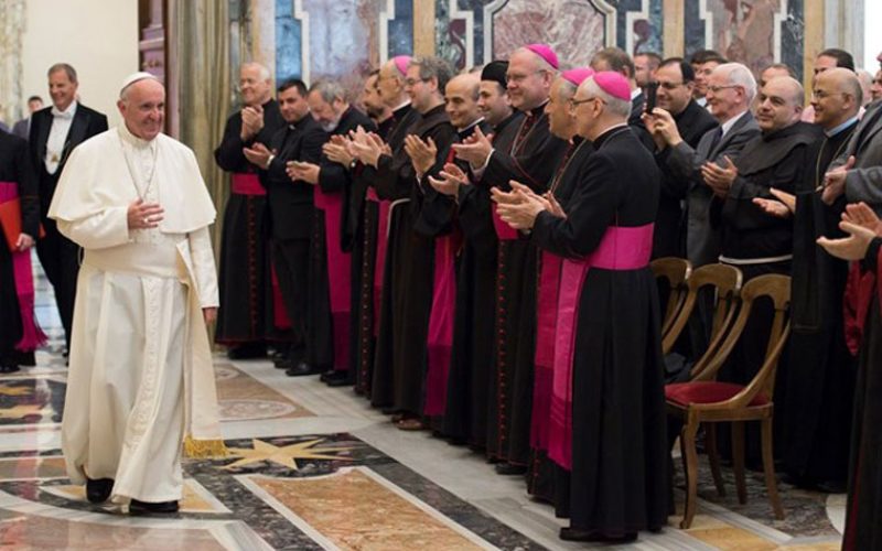Папата до ROACO: Бидете мост меѓу Исток и Запад