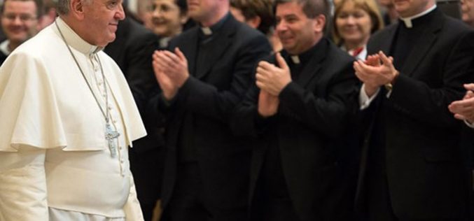 Папата: Иднината треба да се прегрне со надеж