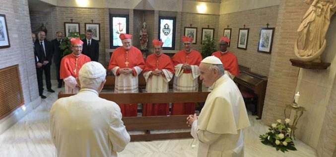 Средба на двајца Папи и пет кардинали