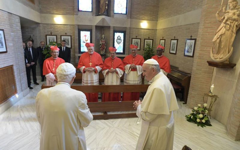 Средба на двајца Папи и пет кардинали