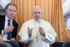 Папата ги повика новинарите да молат за него