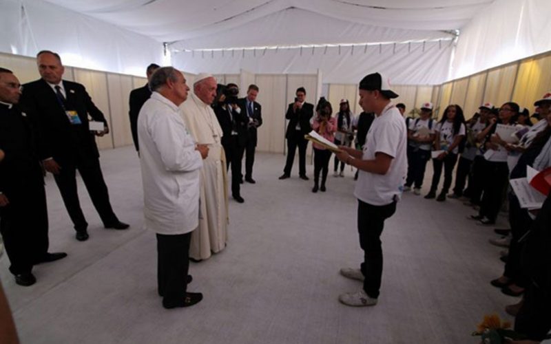 Папата со учениците од фондацијата Scholas Occurrentes