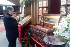 Бискупот Стојанов се помоли пред моштите на свети Јоаникиј Ракотински