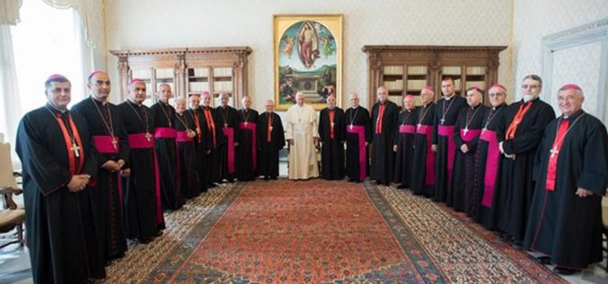 Папата со членовите на Синодот на Калдејската Црква