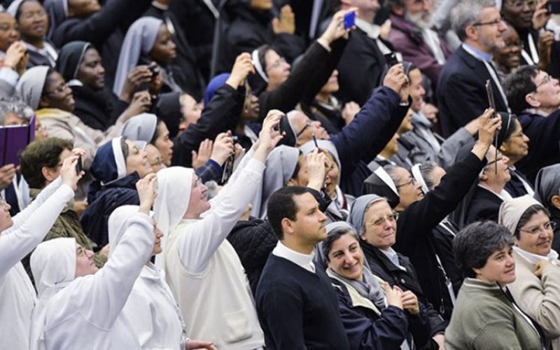 Папата ги повика световните институти да не се изолираат