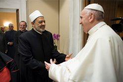 Папата Фрањо го прими големиот имам на Ал-Азхар