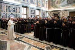 Папата до фрањевците: Прегрнете ги „малите“ во нашето време