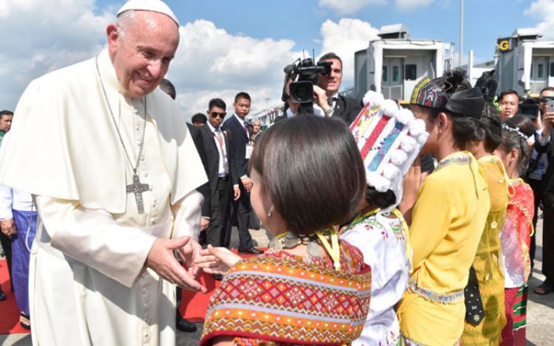 Папата пристигна во Мјанмар