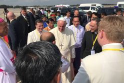 Папата се сретна со началникот на армијата на Мјанмар