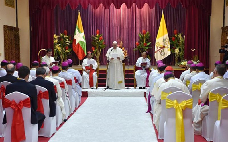 Папата: Првата задача на епископот е молитвата