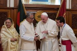 Папата го пофали Бангладеш заради прифаќањето на бегалците