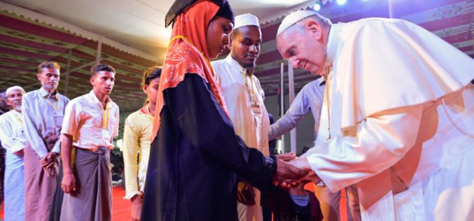 Папата Фрањо се сретна со бегалци од народот „Рохинџа“