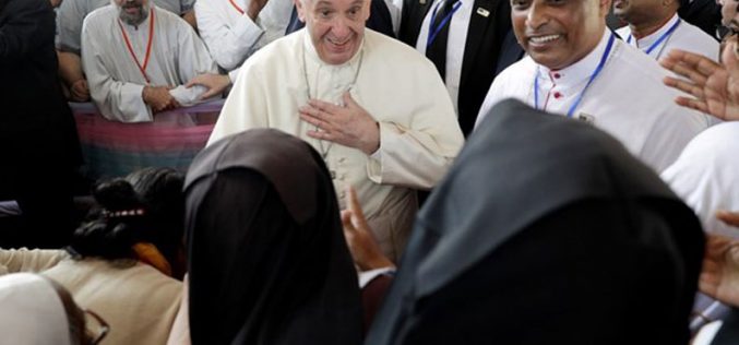 Папата во Бангладеш се сретна со свештениците и монашките заедници